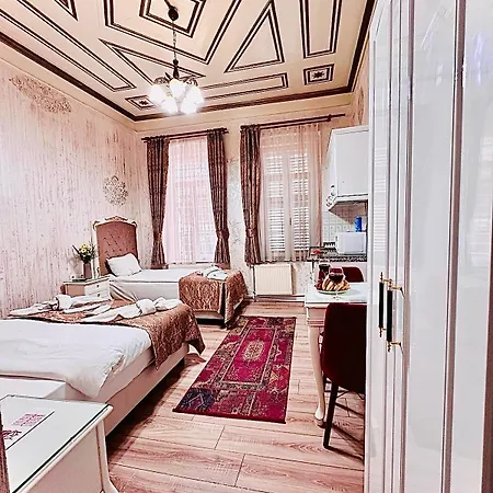 Alhambra מלון דירות 4*
