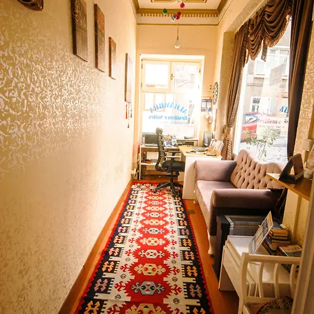 Alhambra Aparthotel 4*